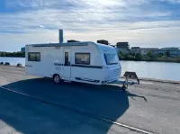 Eriba Nova 555 med Dropdown-säng Barnkammare